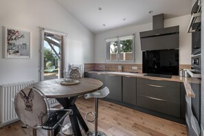 Kühlschrank, Mikrowelle, Ofen, Geschirrspüler