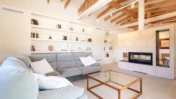 Televisión, chimenea