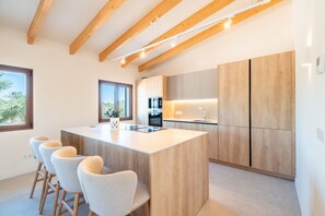 Fridge, microwave, oven, stovetop - Villa Lorena - Newly Renovated and Just a Few Kilometers from the Beautiful Es Trenc Beach with Wi-Fi and A/C (Illes Balears)