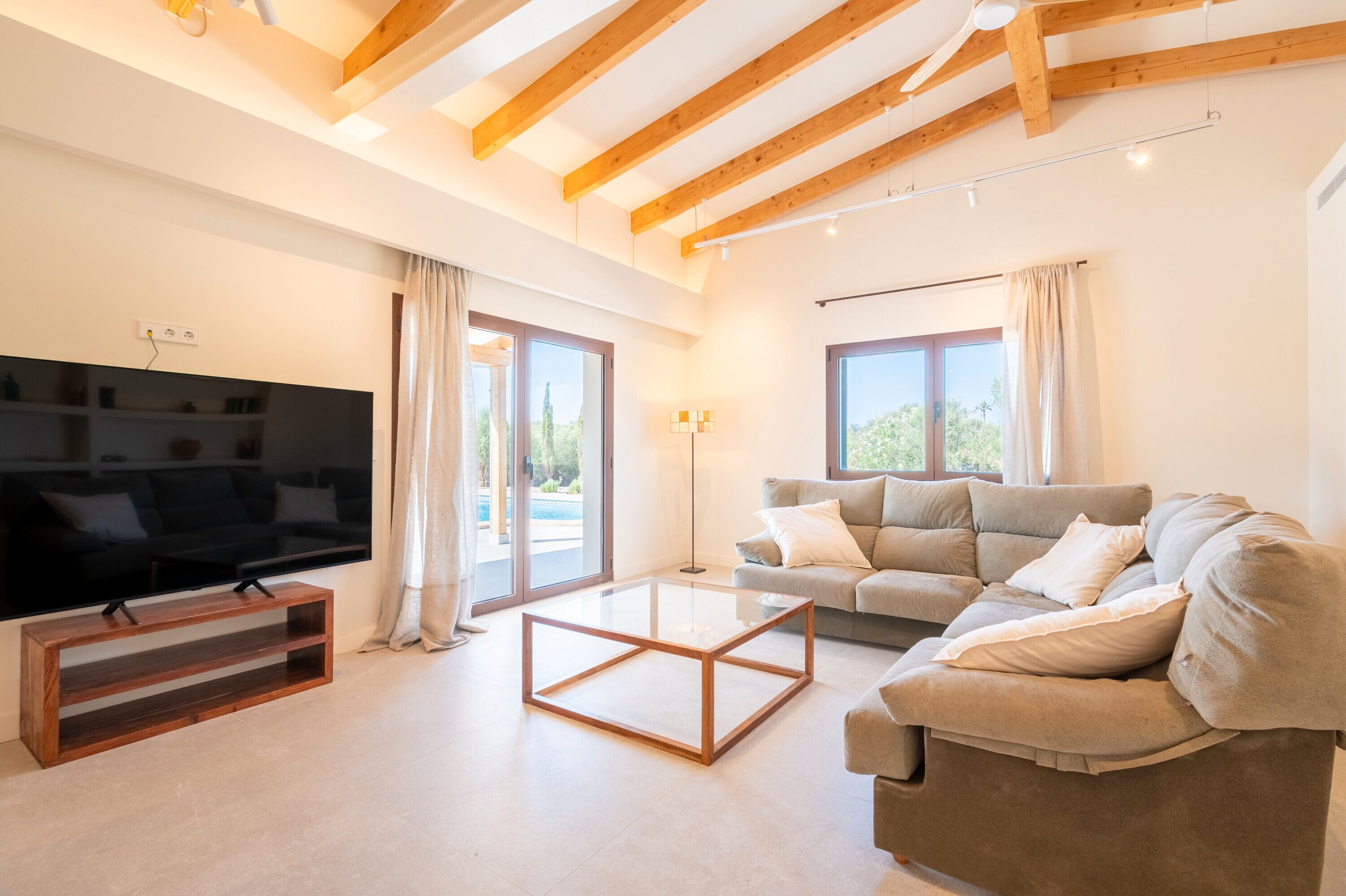 Una televisión, una chimenea