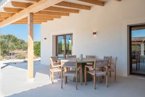 Outdoor dining - Villa Lorena - Newly Renovated and Just a Few Kilometers from the Beautiful Es Trenc Beach with Wi-Fi and A/C (Illes Balears)