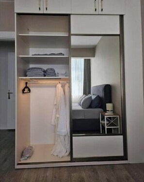 2 Schlafzimmer, Schreibtisch, Bügeleisen/Bügelbrett, Reisekinderbett