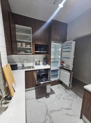 Fridge, microwave, stovetop, dishwasher