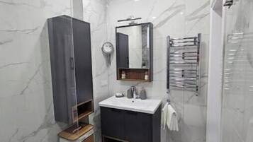 Dusche, Haartrockner, Bidet, Handtücher