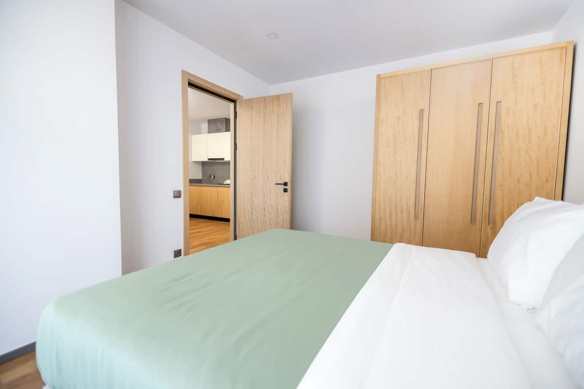 Laptop workspace, soundproofing, free WiFi