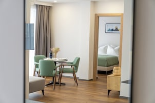 Suite familiar, vistas a la ciudad | Espacio para trabajar con un portátil y sistema de insonorización