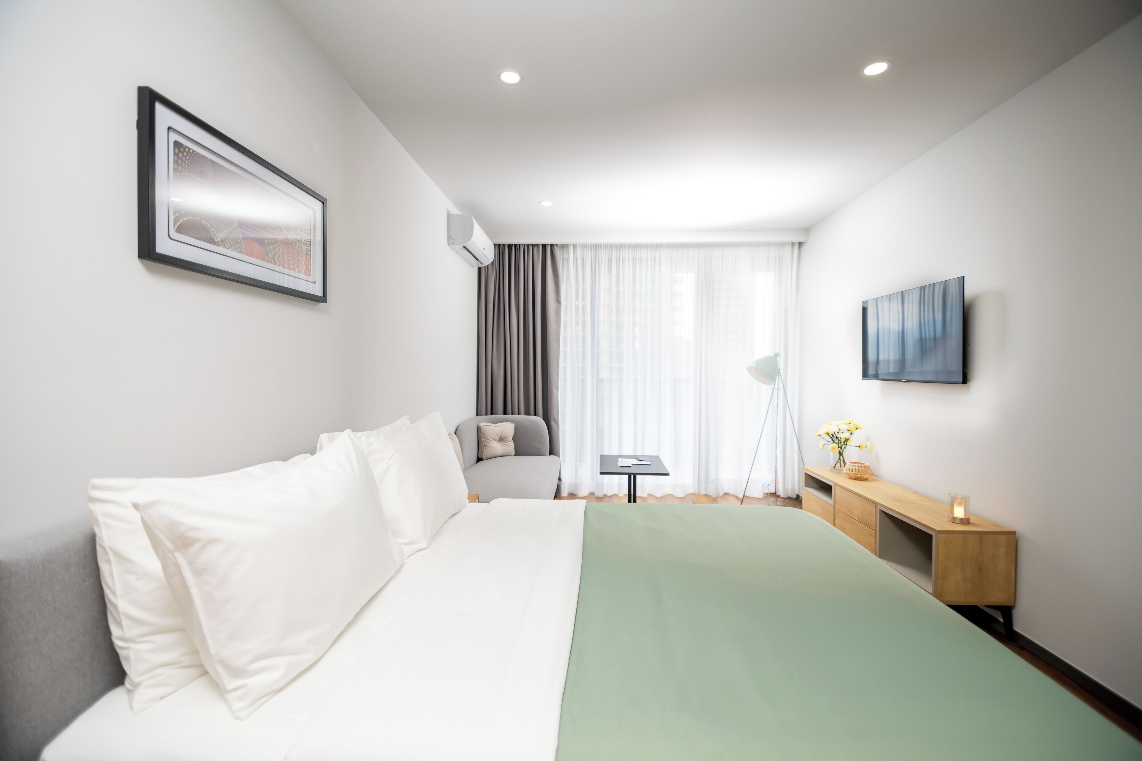 Laptop workspace, soundproofing, free WiFi