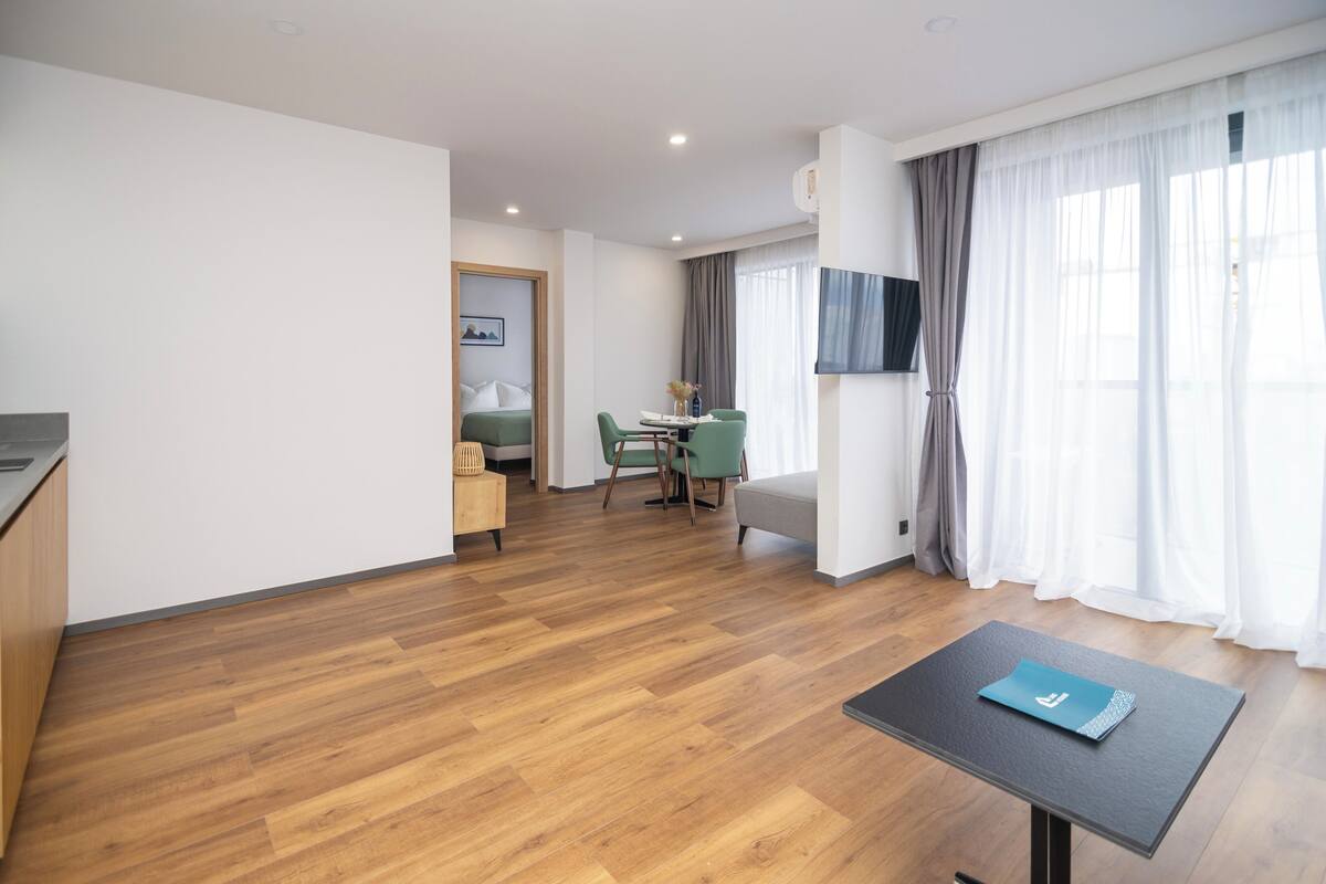 Suite Keluarga, pemandangan kota | Ruang kerja ramah laptop, kedap suara, dan tempat tidur bayi gratis