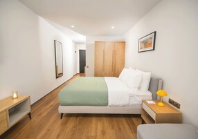 Estudio, vistas al mar | Espacio para trabajar con un portátil y sistema de insonorización