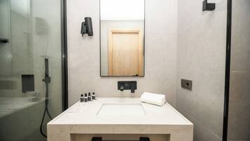 Een douche, gratis toiletartikelen, een haardroger, pantoffels