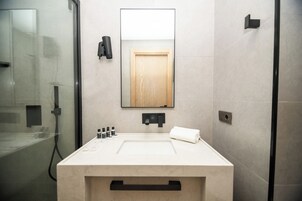 Ducha, artículos de higiene personal gratuitos y secador de pelo
