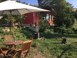 Outdoor dining - Nine kilometers from Lake Turano, cozy wooden chalet. (Oliveto)