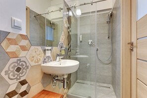Haartrockner, Handtücher, Seife, Toilettenpapier