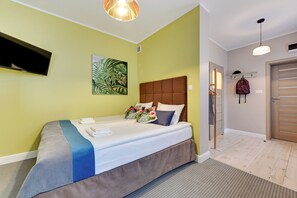 8 bedrooms, WiFi, bed sheets