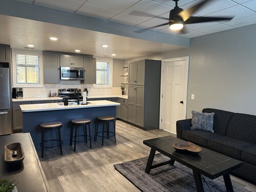 Charming 1-bedroom apartment downtown Frankfort 3 blocks from the beach!