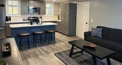 Charming 1-bedroom apartment downtown Frankfort 3 blocks from the beach!