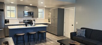 Charming 1-bedroom apartment downtown Frankfort 3 blocks from the beach!