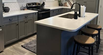 Charming 1-bedroom apartment downtown Frankfort 3 blocks from the beach!