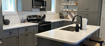 Charming 1-bedroom apartment downtown Frankfort 3 blocks from the beach!