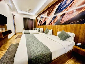 럭셔리 더블룸, 시내 전망 | 객실 내 금고, 책상, 노트북 작업 공간, 암막 커튼