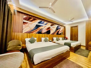 Habitación doble de lujo, vista a la ciudad | Caja de seguridad en la habitación y escritorio 