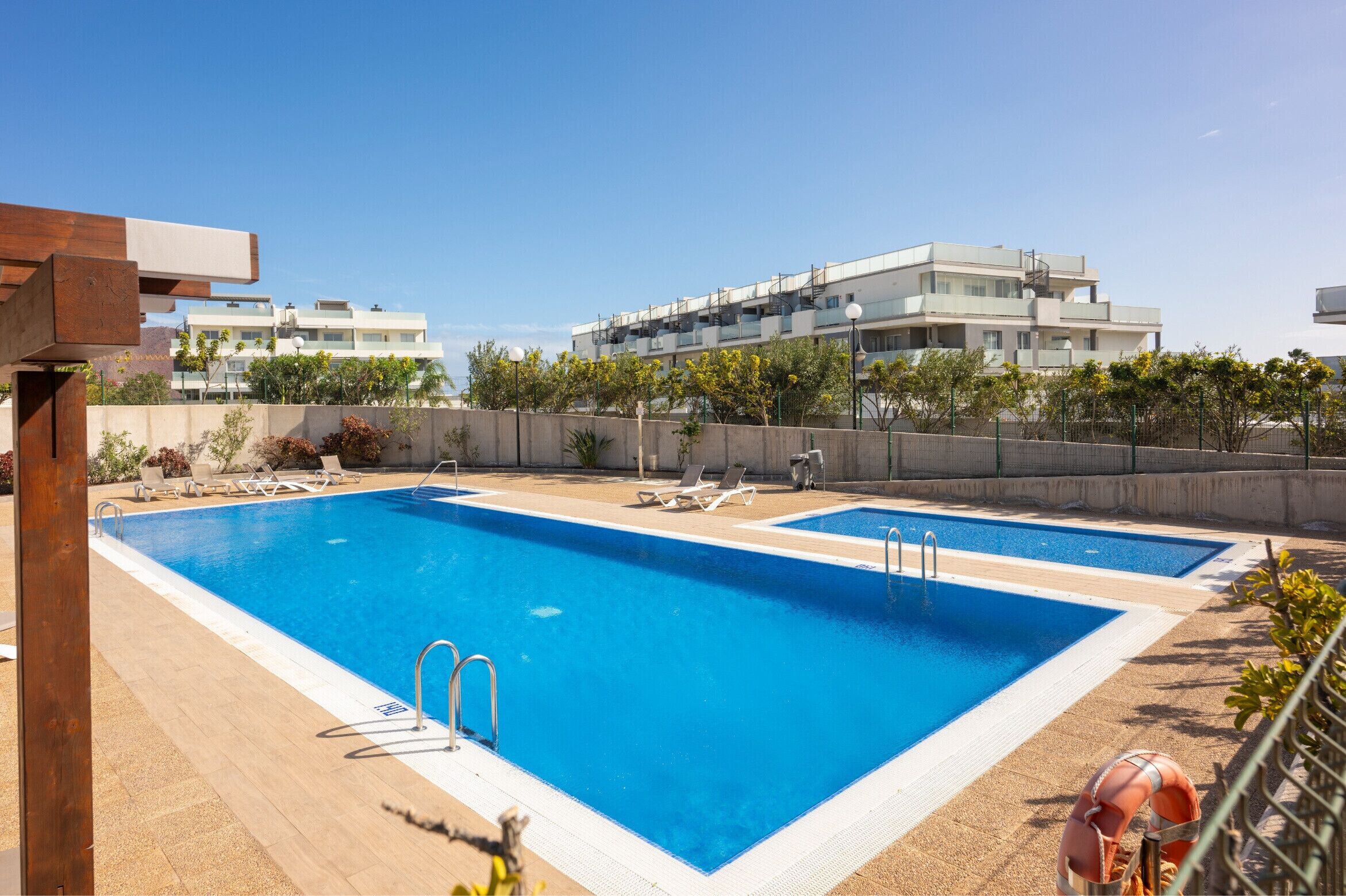 Una piscina al aire libre