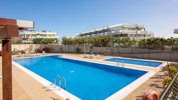 Una piscina al aire libre