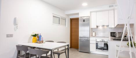 Mikrowelle, GeschirrspĂŒler, Wasserkocher mit Kaffee-/Teezubehör