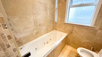 Shower, perlengkapan mandi gratis, dan handuk