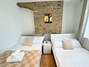 3 bedrooms, desk, free WiFi, bed sheets