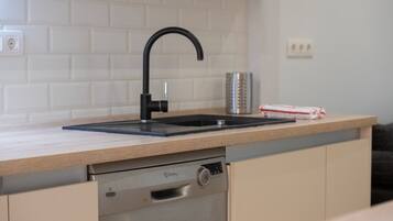 Micro-ondes, lave-vaisselle, cafetiĂšre/bouilloire