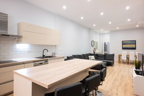 Microwave, dishwasher, coffee/tea maker, cookware/dishes/utensils