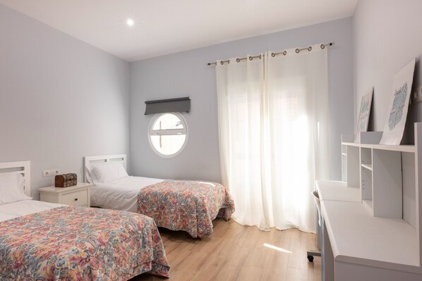 4 bedrooms, bed sheets