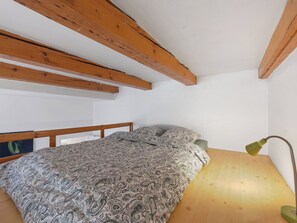 1 bedroom, travel cot, free WiFi