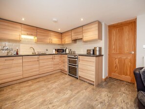 Mikrowelle, Ofen, Geschirrspüler, Hochstuhl