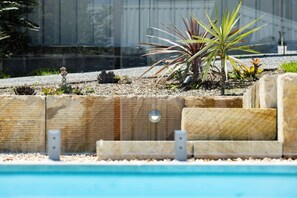 Property grounds - Illaroo House - your home away from home (pet friendly + pool) (Shoal Bay)