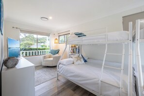 4 Schlafzimmer, Schreibtisch, Bügeleisen/Bügelbrett, Reisekinderbett