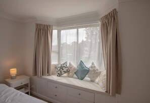 4 bedrooms, desk, iron/ironing board, travel cot - Illaroo House - your home away from home (pet friendly + pool) (Shoal Bay)