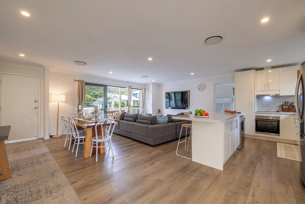 Interior - Illaroo House - your home away from home (pet friendly + pool) (Shoal Bay)