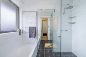 Dusche, Haartrockner, Handtücher, Seife