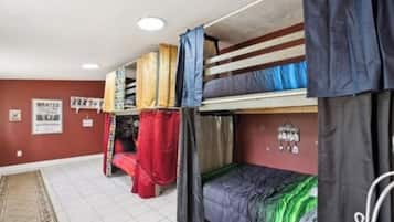 Tabla de planchar con plancha, wifi, ropa de cama