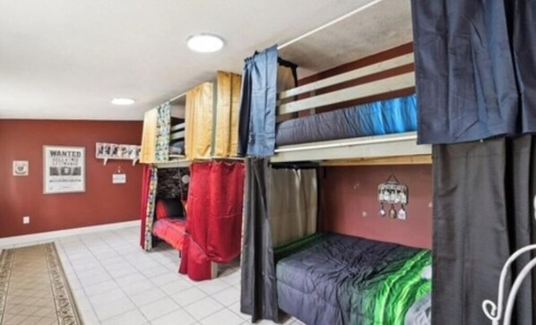 مكواة/لوح كي وواي فاي وملاءات أسرّة