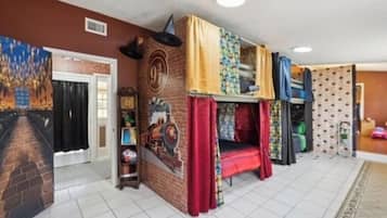 Tabla de planchar con plancha, wifi, ropa de cama