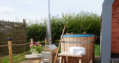 Beautiful villa for 4 guests with hot tub, terrace and pets allowed