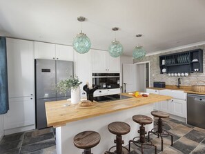 Micro-ondes, four, lave-vaisselle, chaise haute