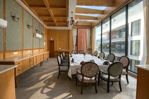 Family dining - Eden Wellness & Hospitality (Dehradun)