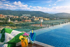 Outdoor pool - Eden Wellness & Hospitality (Dehradun)