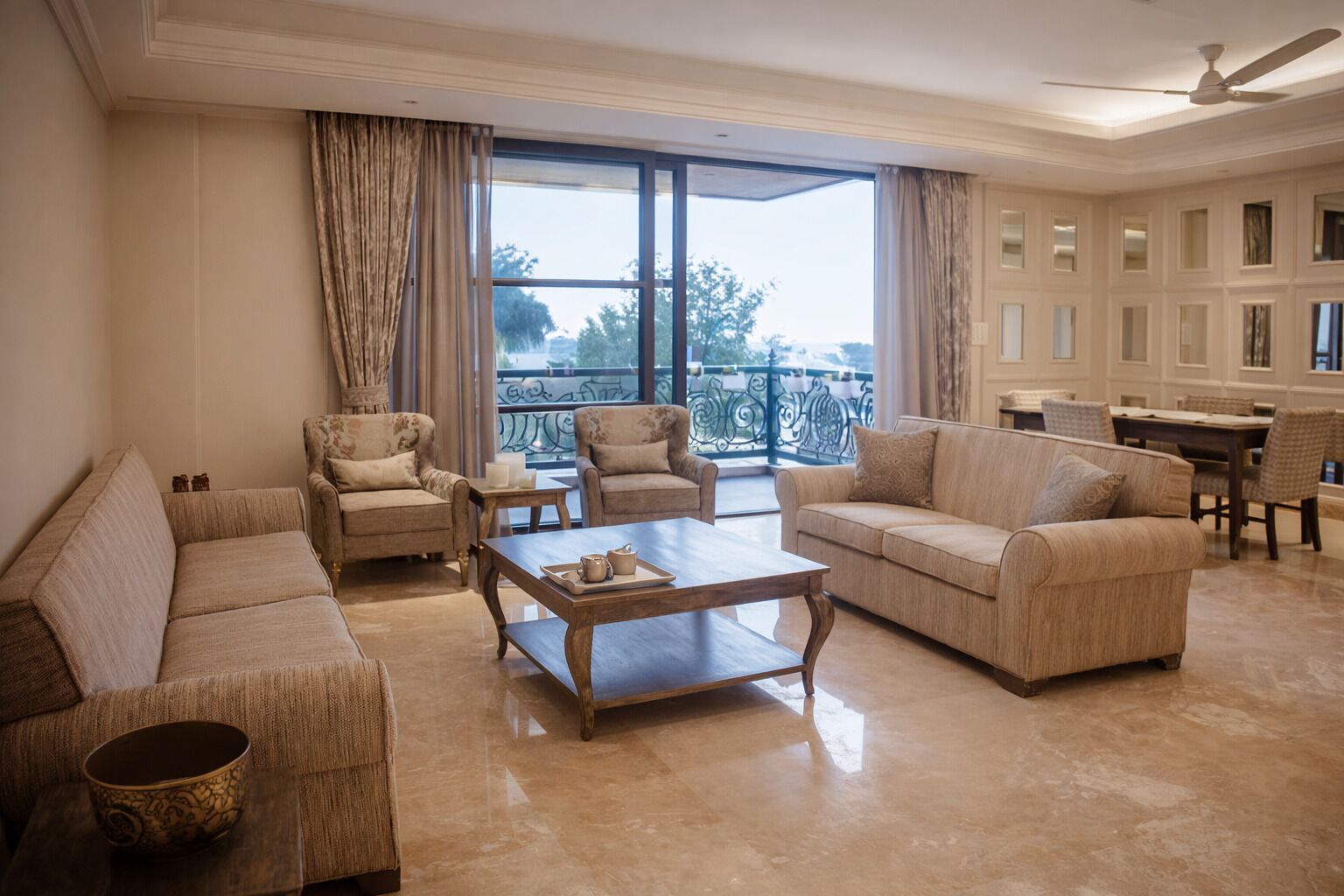 Suite Grand | Area soggiorno | TV LED 43 pollici con canali satellitari