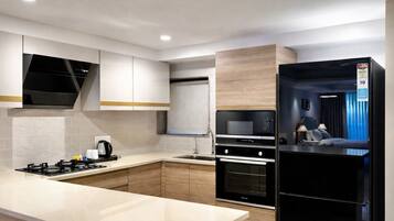 Luxury Studio | Private kitchen | Fridge, microwave, dishwasher, cookware/dishes/utensils
