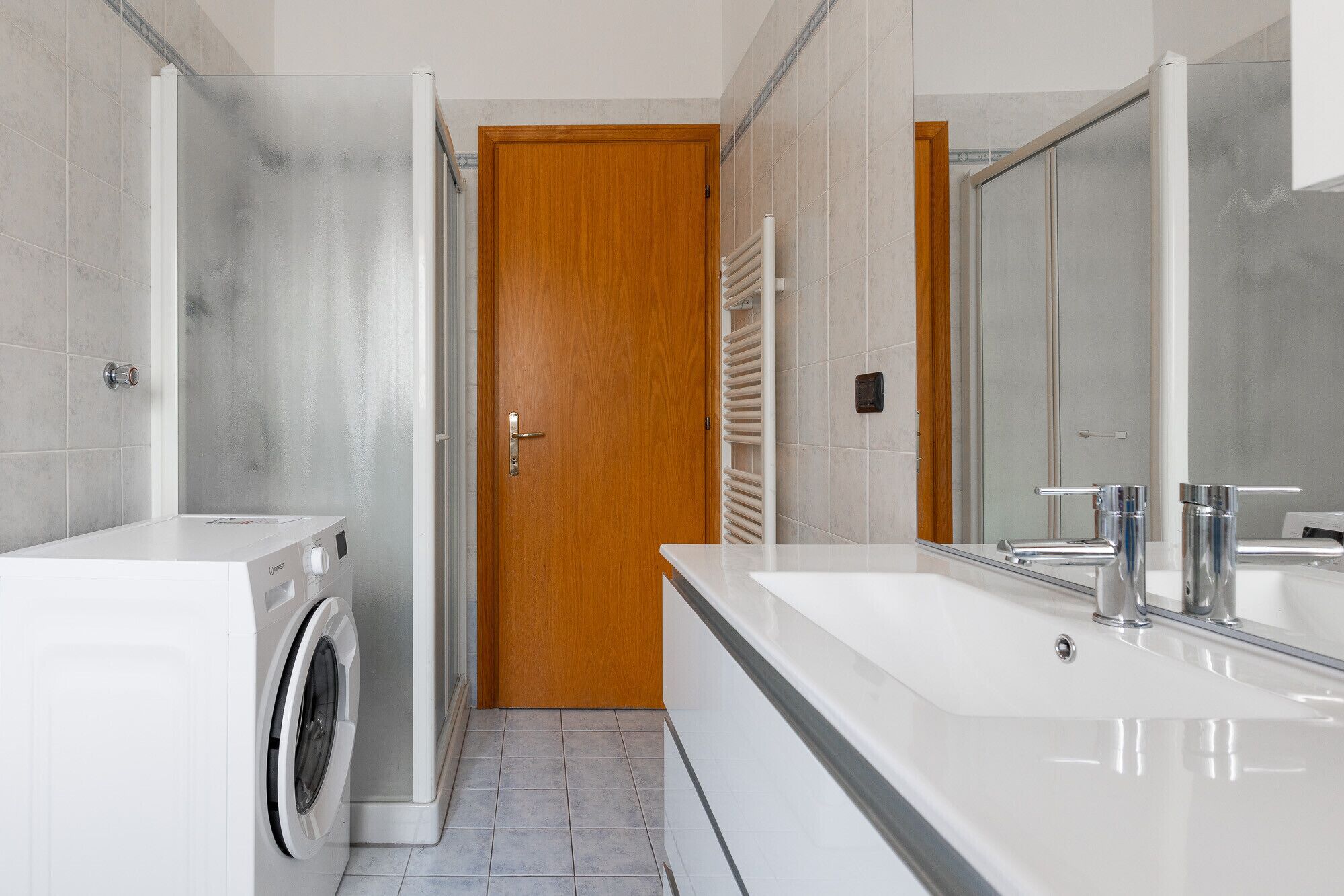 Een douche, een haardroger, een bidet, handdoeken